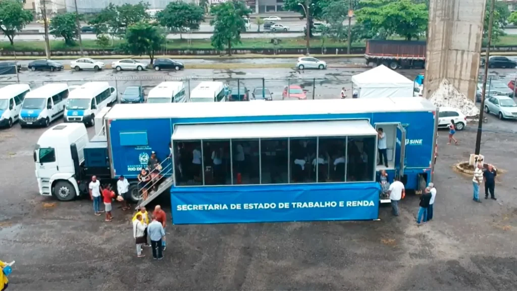 Conexão Trabalho, Setrab Rj, Caminhão, Pessoas, Atendimento,