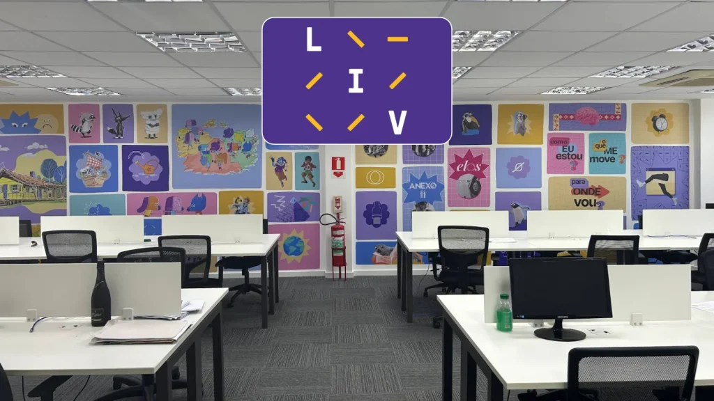 Liv Educação Anuncia Vagas Para Consultor(A) Pedagógico(A), Designer Gráfico, Especialista Pedagógico E Analista No Rj E Home Office 1 Liv Educação, Sala, Logotipo,