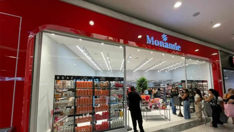 Monamie Cosméticos Anuncia Vagas Para Vendedora, Subgerente E Gerente No Rj 19 Monamie Cosméticos, Funcionário, Clientes, Letreiro, Cosméticos,