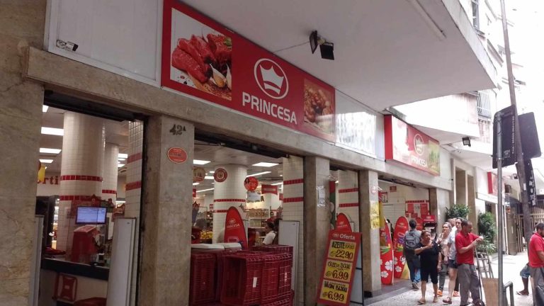 Princesa Supermercados Tem Vagas Para Ajudante, Auxiliar De Serviços Gerais, Motorista E Mais 9 Funções No Rj 15 Princesa Supermercados, Loja, Letreiro, Pessoas,