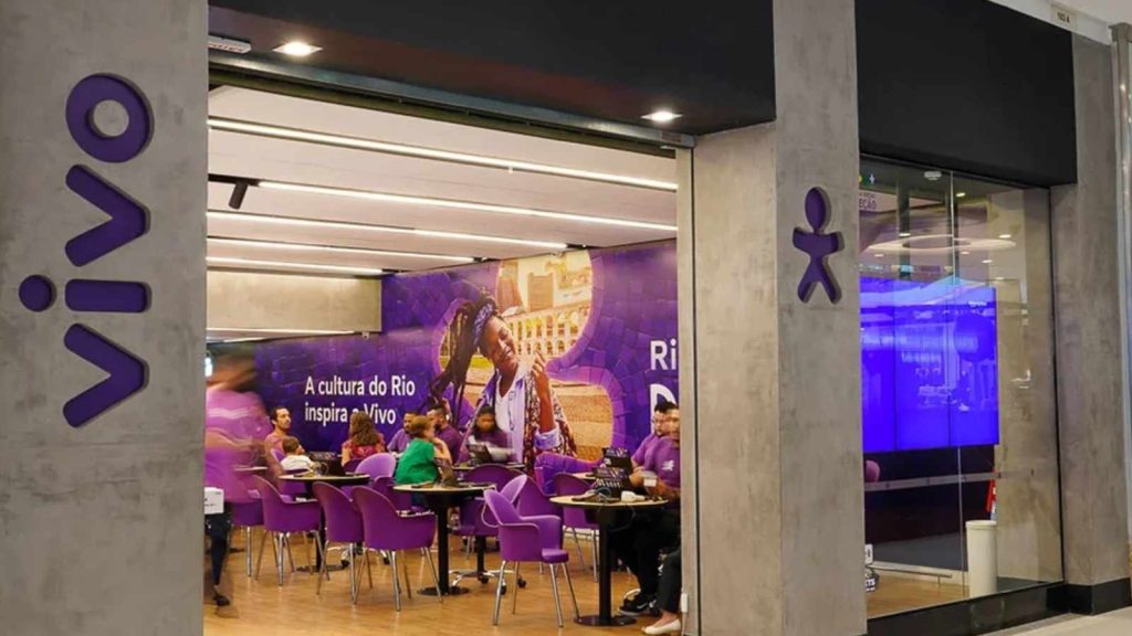 Vivo Anuncia Vagas Para Auxiliar De Cabista, Técnico De Fibra, Consultor De Engenharia E Mais 8 Funções No Rj E Home Office 1 Vivo, Loja, Clientes, Funcionários, Assentos, Mesas, Tela,