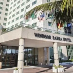 Windsor Hotéis Divulga Vagas Pcd Para Auxiliar De Serviços Gerais, Arrumador, Mensageiro E Mais No Rj 13 Windsor Hotéis, Letreiro, Bandeiras, Prédio, Carros,