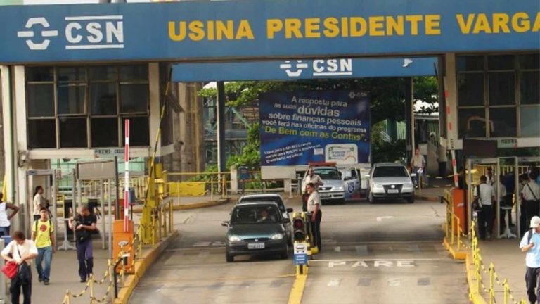 Csn Anuncia Vagas Para Operador De Máquina, Especialista Marítimo, Estágio Entre Outras 3 Funções No Rj 15 Csn, Fábrica, Entrada, Pessoas, Carros,