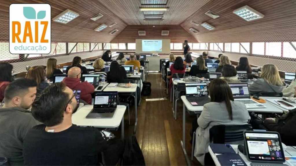 Raiz Educação Anuncia Vagas Para Analista De Sistemas, Gerente De Ia, Estágio Entre Outros Cargos No Rj E Home Office 1 Raiz Educação, Logotipo, Sala De Aula, Alunos, Professor,