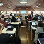 Raiz Educação Anuncia Vagas Para Analista De Sistemas, Gerente De Ia, Estágio Entre Outros Cargos No Rj E Home Office 13 Raiz Educação, Logotipo, Sala De Aula, Alunos, Professor,