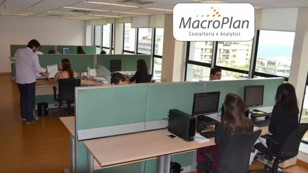 Macroplan Está Com Vagas Para Consultor De Projetos, Cientista De Dados E Estágio No Rj E Home Office 1 Macroplan, Escritório, Logotipo, Funcionários,