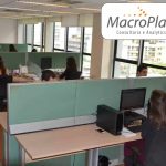 Macroplan Está Com Vagas Para Consultor De Projetos, Cientista De Dados E Estágio No Rj E Home Office 10 Macroplan, Escritório, Logotipo, Funcionários,