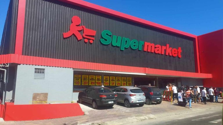 Rede Supermarket Abre Vagas Para Atendente, Operador De Caixa, Padeiro E Mais 5 Funções Em Volta Redonda Rj; Comparecer No Dia 24/07 14 Rede Supermarket, Loja, Pessoas, Carros,