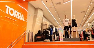 lojas torra, letreiro, manequim, roupas,