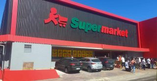 Rede Supermarket, loja, pessoas, carros,