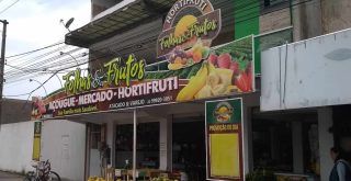 Hortifruti Folhas & Frutos, fachada, letreiro, clientes, frutas, bicicleta,