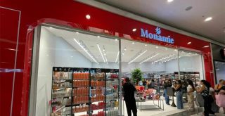 Monamie Cosméticos, funcionário, clientes, letreiro, cosméticos,